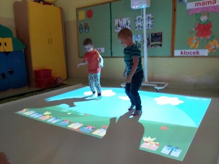 Zabawy Żabek na dywanie interaktywnym
