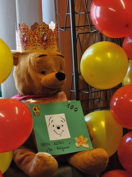 Przedszkolaki z gr. Kotki świętowały 100 urodziny Kubusia Puchatka w Bibliotece Miejskiej 